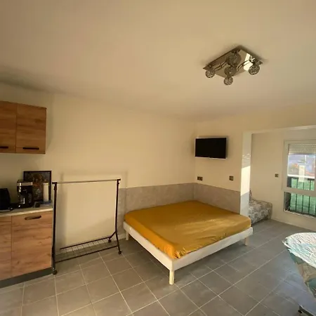 A 100m De La A4, Rez-de-chaussee Apartament