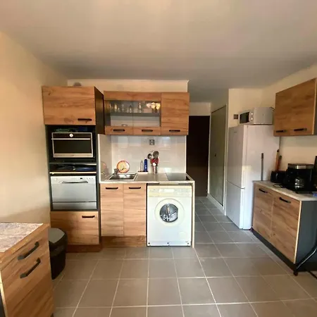 A 100m De La A4, Rez-de-chaussee Apartament